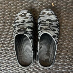 Crocs-style Camo Slip-On Clogs in Black, Gray, White